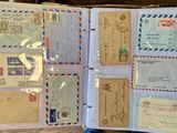 un livre ouvert sur lequel sont collés plusieurs timbres