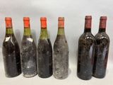 six bouteilles de vin sont alignées dans une rangée