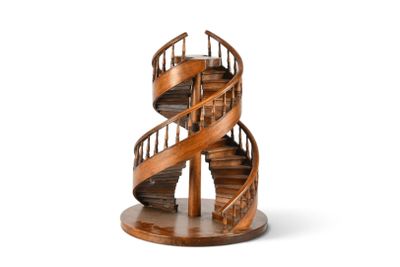 un escalier en colimaçon en bois posé sur un socle