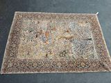 un tapis oriental orné d'oiseaux et de fleurs sur fond noir
