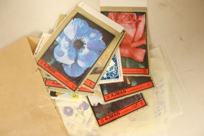 1 carton avec timbres neufs et oblitérés dont Cuba, Cameroun…