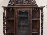 une grande armoire en bois munie d'une porte vitrée