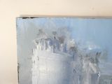 un tableau représentant un château accroché au mur près de l'eau