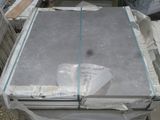 une pile de parpaings posée sur une palette
