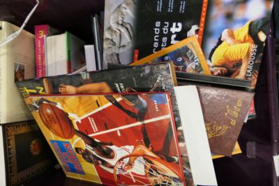 un grand nombre de livres posés sur une table
