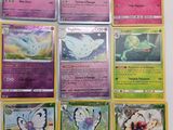 Plusieurs cartes Pokémon sont accrochées au mur d'une pièce.