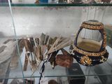 une vitrine en verre contenant divers objets