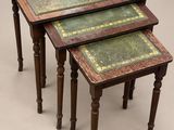 deux tables ornées de motifs verts et dorés sur fond gris