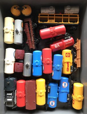 de nombreux types différents de petits trains dans une boîte