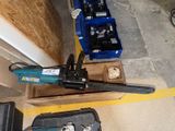 une photo d'une tronçonneuse et d'outils dans un garage