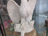 une statue d'aigle exposée dans une vitrine