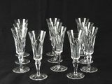 six verres à vin sont alignés sur un fond noir