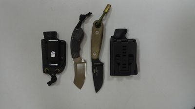trois types de couteaux différents et un briquet posés sur une table
