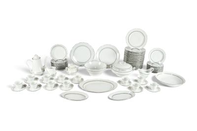 beaucoup d'assiettes et de bols blancs sur la table