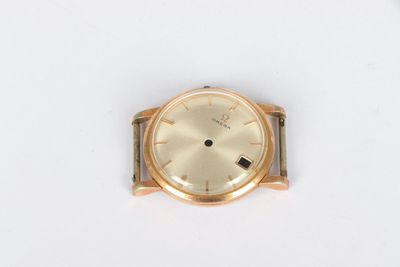 une image d'un gros plan d'une montre-bracelet sur une surface blanche