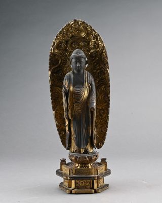 une image représentant une statue d'une personne sur un socle