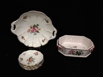 trois pièces en porcelaine sur un fond noir