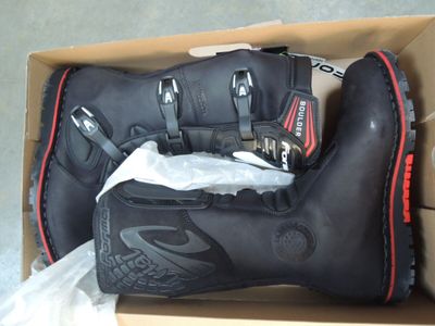 une boîte contenant une paire de bottes de moto