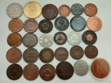 de nombreux types de pièces sur la table