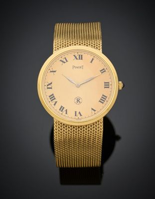 une montre-bracelet plaquée or avec des chiffres romains et des chiffres romains