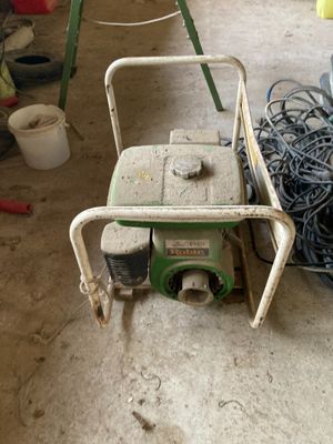 une petite machine posée sur le sol