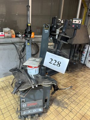 une machine posée sur le sol d'une pièce