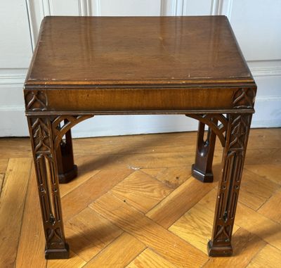 une table en bois avec un plateau en bois posée sur un parquet en bois dur
