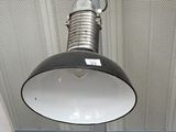 une lampe suspendue au plafond de la pièce