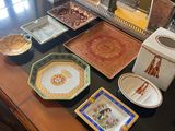 une table sur laquelle se trouvent de nombreuses assiettes et un vase