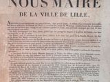 un vieux journal sur lequel figure la photo en noir et blanc d'un homme tenant un couteau