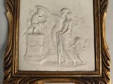 un cadre doré sur lequel figure le portrait d'une femme et d'un homme