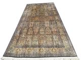 un tapis marron et beige orné d'un motif complexe