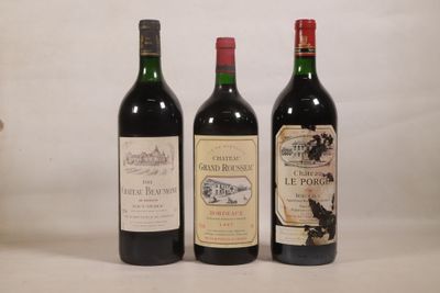 trois bouteilles de vin posées sur une table