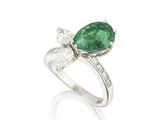 une bague en émeraude et diamant, par van cleef