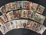 un lot de cartes posées sur une table