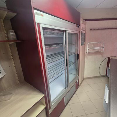 une image d'un réfrigérateur commercial dans une cuisine
