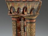 une image représentant un vase en bois orné de sculptures