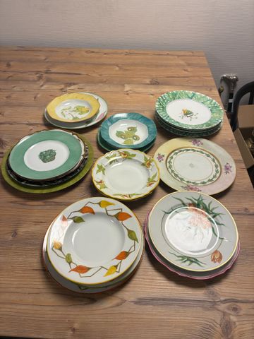 Lot de 21 assiettes en porcelaine de Limoges, décor fait main