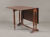une vieille table en bois avec un plateau à rallonge et des pieds tournés
