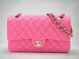 un sac Chanel rose auquel est suspendue une chaîne