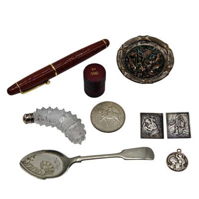 de nombreux objets, notamment un stylo, une cuillère, un repose-cuillère et d'autres objets