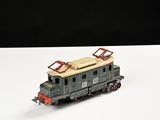 un petit train sur une surface blanche avec un fond noir