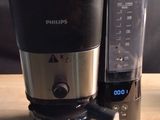 une cafetière et un mixeur posés sur une table