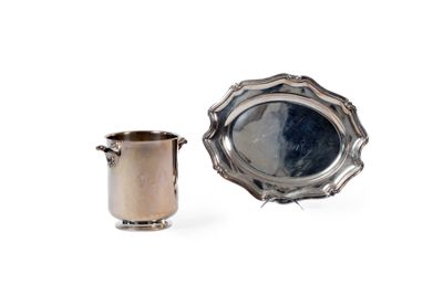 une coupe en argent et une assiette en argent sur fond blanc