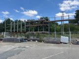 beaucoup de matériel de chantier sur le parking