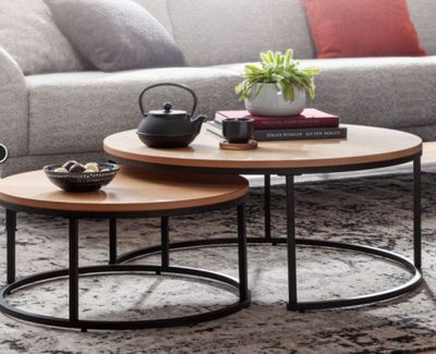 Lot de 2 tables basses gigognes rondes, en placage de chêne …