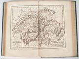 un vieux livre contenant une carte de l'Italie