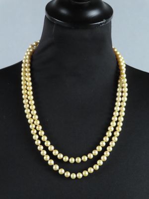 a yellow pearl necklace on a mannequin mannequin mannequin mannequin mannequin mannequin mannequin mannequin manne