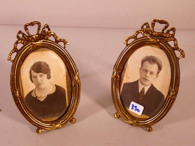 une paire de cadres anciens représentant un homme et une femme