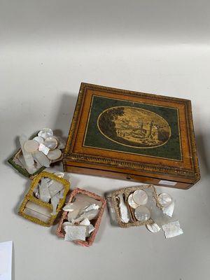 une boîte sur laquelle figure l'image d'un homme, à côté d'autres objets